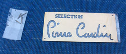 Plaque Pierre Cardin Vintage En Métal Doré - Insegne