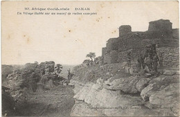 22-10-3190 DAKAR Un Village Habbé Sur Un Massif De Roches Escarpées - Senegal