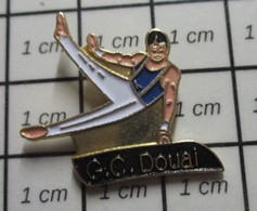 513j Pin's Pins / Beau Et Rare / SPORTS / GYMNASTIQUE HOMME GC DOUAI CHEVAL D'ARCON - Gymnastik