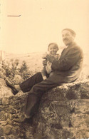 CPA PHOTOGRAPHIE - Homme Moustachu Avec Un Petit Garçon Assis Sur Son Genou - Photographie