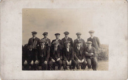 CPA PHOTOGRAPHIE - Groupe D'Hommes Portant Le Même Uniforme Angleterre - Photographie