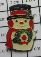 Pin's Pins / Beau Et Rare / NOEL / BONHOMME DE NEIGE AVEC FEUILLES DE HOUX - Christmas