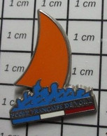 513J Pin's Pins / Beau Et Rare / SPORTS / VOILE ORANGE Variante VOILIER ECOLE FRANCAISE ... Par DECAT - Sailing, Yachting