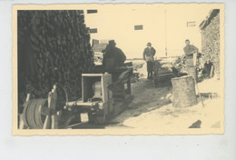 METIERS - TRAVAIL DU BOIS - Belle Carte Photo Bûcherons ? Sciant Et Fendant Du Bois De Chauffage Début Du XXème Siècle - Artisanat