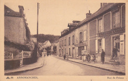 Arromanches Rue De Fresne Animée - Arromanches