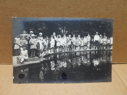 SAINT HONORE LES BAINS (58) Carte Photo Groupe D'enfants Dans Le Parc Au Bord Du Bassin - Saint-Honoré-les-Bains