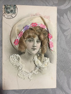 FEMME AVEC DES CHEVEUX, COL EN DENTELLE ET CHAPEAU EN SOIE - CARTE FANTAISIE - Cartoline Con Meccanismi