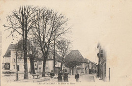 CARTE POSTALE ORIGINALE ANCIENNE : LES AVENIERES LA PLACE EN HIVER ANIMEE ISERE (38) - Les Avenières