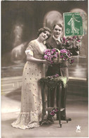 CPA  Carte Postale  France  Couple  Avec Des Panier De Fleurs VM57606 - Coppie