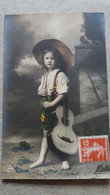 CPA FANTAISIE JEUNE FILLE OU GARCON ENFANT CHAPEAU GUITARE PIED NU SERIE  1912 - Scènes & Paysages