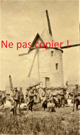 PHOTO FRANCAISE 24e RI - POILUS DEVANT LE MOULIN A VENT A SAULTY PRES DE BAVINCOURT PAS DE CALAIS - GUERRE 1914 1918 - 1914-18