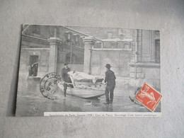Paris Venise Inondations 1910 Quai De Paay Sauvetage Femme Paralytique - Inondations De 1910