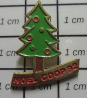 513J Pin's Pins / Beau Et Rare / NOEL / LE SAPIN A LES BOULES COOP 92 - Navidad