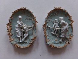 Paire De Médaillons à Suspendre, Wedgwood, Décor Femme Et Ange, Bordure Dorée - Wedgwood