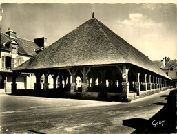 Questembert * La Place Des Halles - Questembert