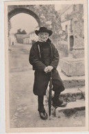 Un Notable De GOUEZEC (29) à Identifier; Homme Barbu, Parapluie, Sabots, Folklore, Bretagne - Ed. JOB Collection Villard - Gouézec