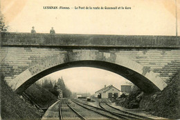 Lusignan * Le Pont De La Route De Gazeneuil Et La Gare * Ligne Chemin De Fer - Lusignan