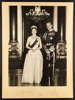 QUEEN ELIZABETH II AND PRINCE PHILIP AUTOGRAPHS A Fine 1961 Photo Of The Couple Mounted On Card, Signed In Ink In The Ma - Altri & Non Classificati