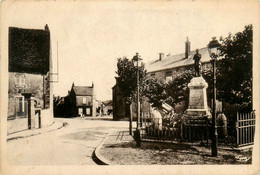 Issy L'évêque * Rue Et Le Carrefour Du Monument - Sonstige & Ohne Zuordnung