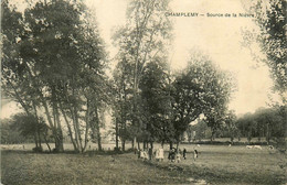 Champleny * Un Coin Du Village Et Source De La Nièvre * Enfants Villageois - Andere & Zonder Classificatie