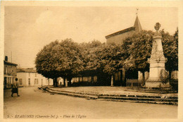 épargnes * La Place De L'église Du Village * Le Monument - Sonstige & Ohne Zuordnung