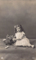 CPA Enfants - Petite Fille Assise Avec Son Lapin Et Panier En Osier - Taferelen En Landschappen