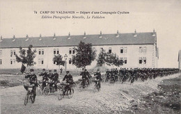 CPA MILITARIAT - Camp De Valdahon - Départ D'une Compagnie Cycliste - Edition Photographie Nouvelle - Le Valdabon - Manovre