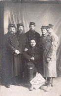 CPA Photographie - MILITAIRES - Groupe Des Amis De L'Armurerie - - Caserme