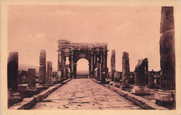 CPA ALGERIE - Timgad - Voie Decumanus Maximus Et Arc De Triomphe - Otros & Sin Clasificación