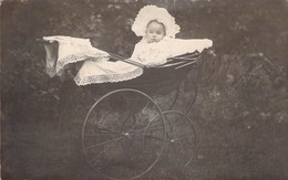 CPA Photographie - Enfant - Bébé Dans Son Berceau Avec Coiffe Blanche - Abbildungen