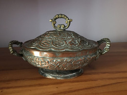 Antiquité Du Moyen Orient: Soupière En Cuivre Repoussé étamé Et Bronze Du Sultanat D'Oman - Oriental Art