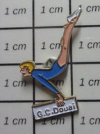 513k Pin's Pins / Beau Et Rare / SPORTS / GYMNASTIQUE FEMME GC DOUAI POUTRE - Gymnastiek