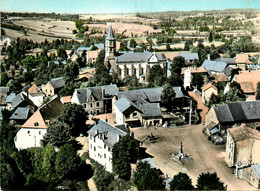 Olby * Vue Générale Du Village Et Place Du Monument Aux Morts - Autres & Non Classés