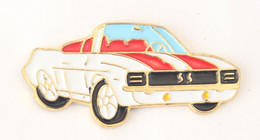 Pin's FORD MUSTANG ? - Le Cabriolet Blanc Aux Bandes Rouges - L436 - Ford
