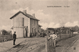 Ste Hermine * La Gare Du Village * Ligne Chemin De Fer Vendée * Train Wagons Machine Locomotive - Sainte Hermine