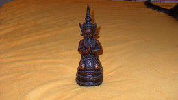 PETITE FIGURINE SCULPTURE ASIATIQUE EN RESINE..DIVINITE THAILANDAISE ?.. 21CM HAUTEUR..THAILANDE ?.. - Otros & Sin Clasificación