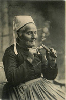 Quimper * Vieille Femme Du Pays En Coiffe * Fumeuse De Pipe * Tabac Tabacs * La Pipe N'est Bonne Que Bien Allumée - Quimper