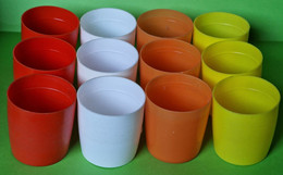 Lot De 12 Anciens VERRES Plastique (Lincet) - 4 Couleurs : 3 ROUGE 3 BLANC 3 ORANGE 3 JAUNE - Vers 1970 - Verres