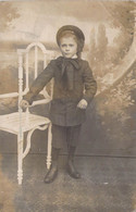 CPA Photographie - Portrait D'un Jeune Garçon En Costume Avec Un Chapeau Et Une Canne - Portretten