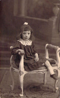 CPA Photographie - Portrait D'une Fillette Avec Une Robe Noire Assise Sur Une Chaise - Abbildungen