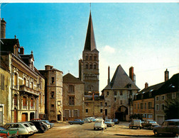 La Charité Sur Loire * La Cour Du Château * Automobile Voiture Ancienne Citroën 2CV - La Charité Sur Loire