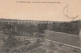LUSIGNAN . -  Le Viaduc Et Le Passage D'un Train - Lusignan