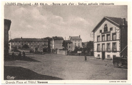 CPA DE LOUDES  (HAUTE LOIRE)  GRANDE PLACE ET L'HÔTEL VARENNE - Loudes