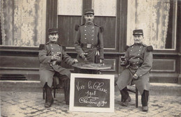 CPA - MILITARIAT - Vive La Classe 1908 - 3 Militaires Cherbourg 1910 - Un Verre à La Main - Uniforme - Regimenten