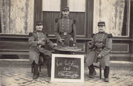 CPA - MILITARIAT - Vive La Classe 1908 - 3 Militaires Cherbourg 1910 - Un Verre à La Main - Uniforme - Regiments