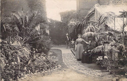 CPA - Photographie - Famille Dans Son Jardin - Photographie