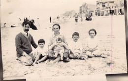 CPA - Photographie - Parents Et Leurs 4 Enfants à La Plage - Photographie