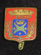 Très Belle Epingle / Blason  En Métal  émaillé -- SAINT ETIENNE   ***** EN ACHAT IMMEDIAT **** - Oggetti 'Ricordo Di'