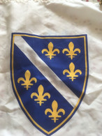 écusson  Bleu  _blanc _ Jaune   6 Fleurs De Lys  __  Drapeau Blanc  70 Cm  X 40 Cm - Flaggen