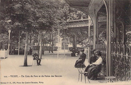 CPA - 03 - Vichy - Un Coin Du Parc Et Du Palais Des Sources - Femmes Assisent - Mode - Editeur PB Vichy - Vichy